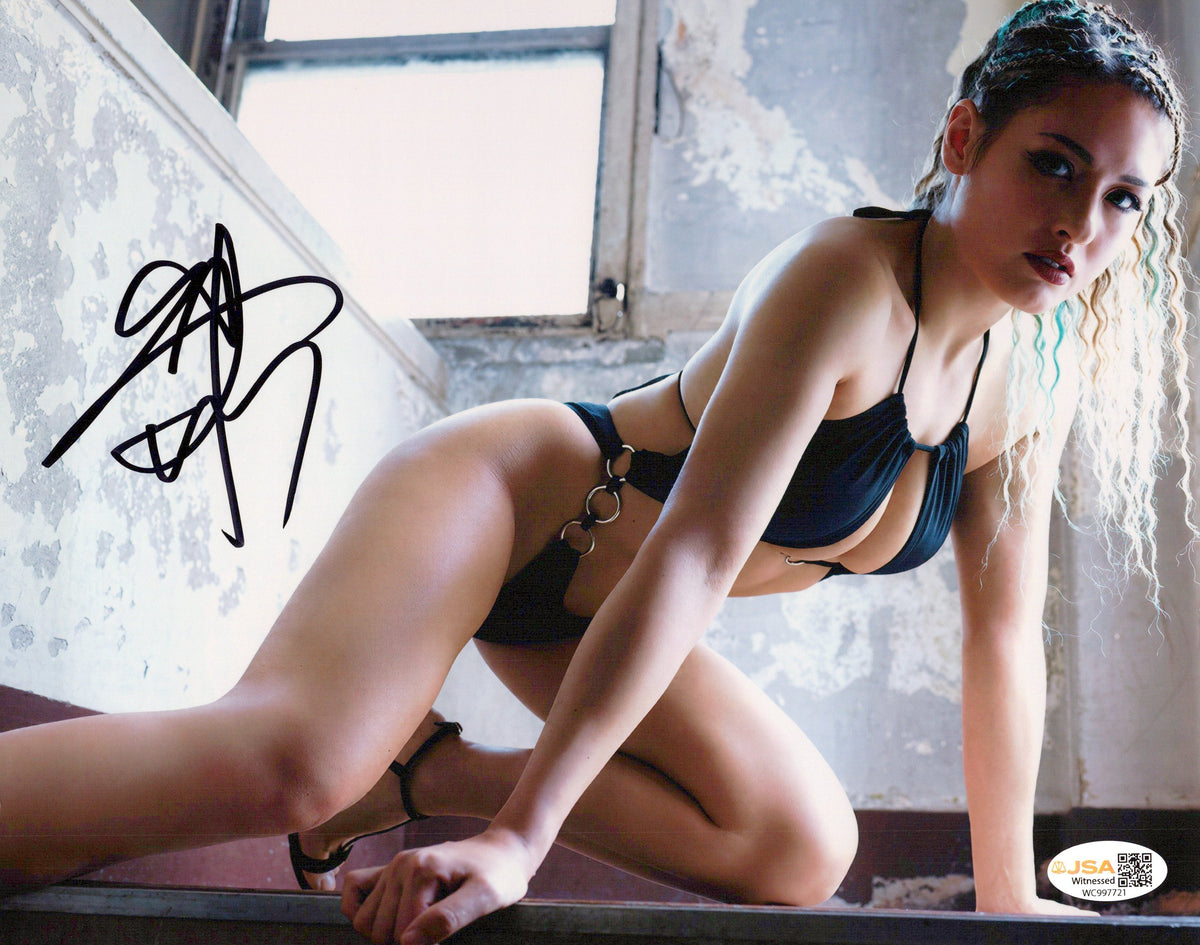 Giulia (metallic 8x10 photo) JSA COA FUNHOUSE METALLIC WWE autographed